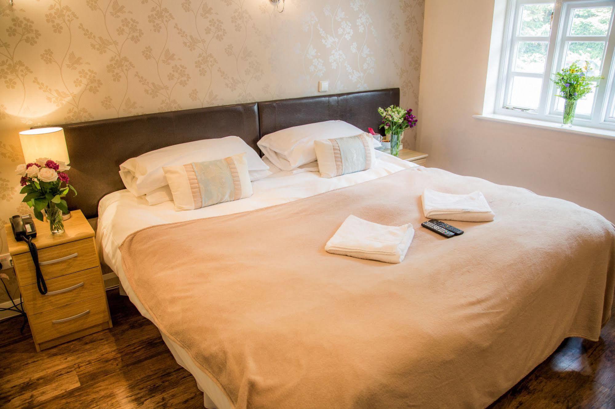 Stay And Relax At The Yew Tree Manuden Экстерьер фото